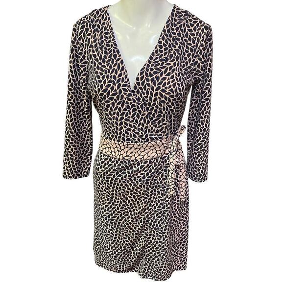 Ann Taylor Leaf Print Wrap Dress Leaf Print 
Size 2 - Picture 2 of 10